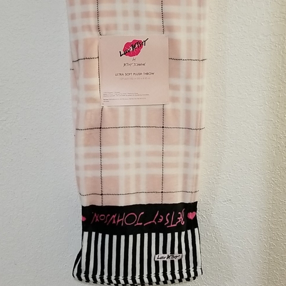 Betsey Johnson Accessories - 💋Betsey plaid throw